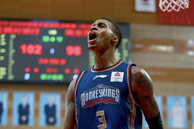 布朗28分绿军险胜狼队5连胜 篮网送国王3连败